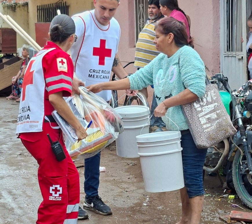 Socorristas de la Cruz Roja entregan ayuda humanitaria