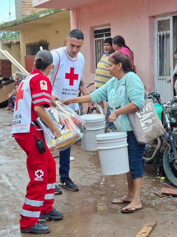Socorristas de la Cruz Roja entregan ayuda humanitaria