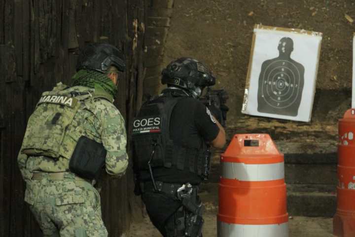 Infante de la Semar en practica de tiro