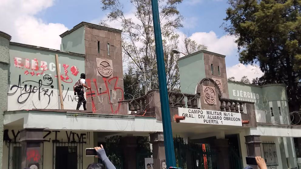 Campo militar vandalizado