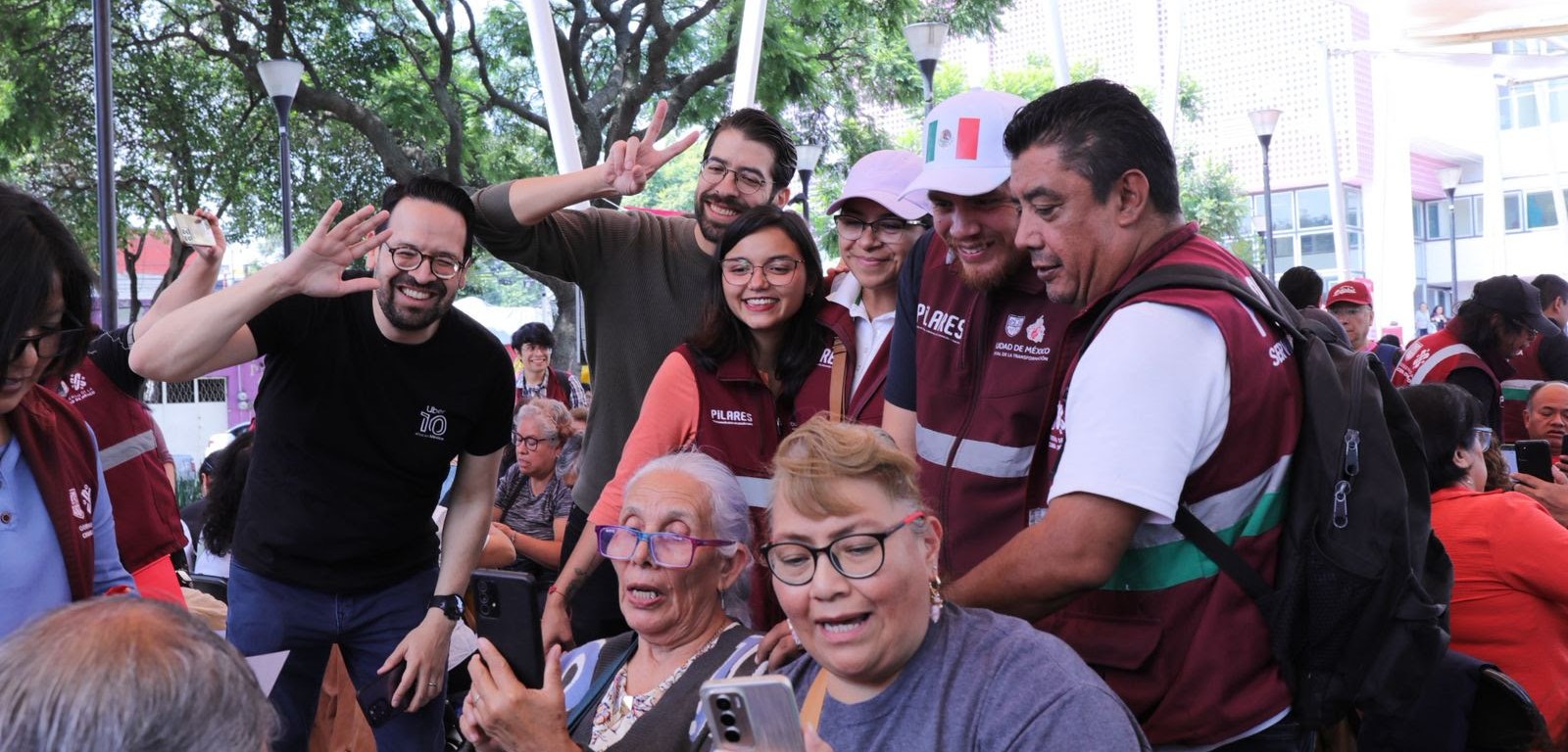 Adultos mayores con teléfonos
