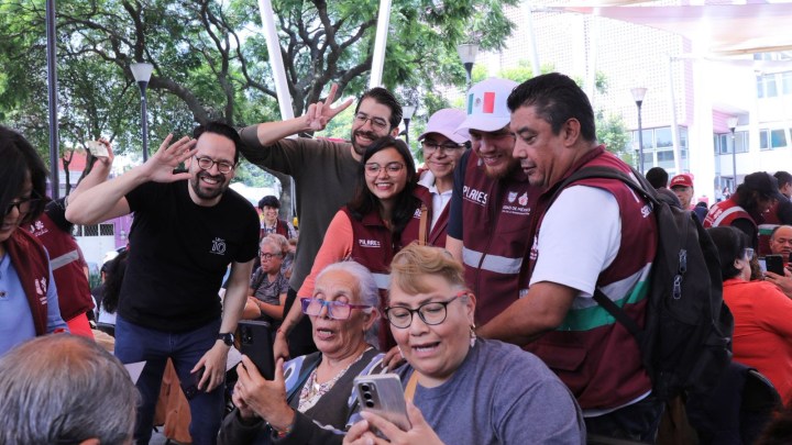 Adultos mayores con teléfonos