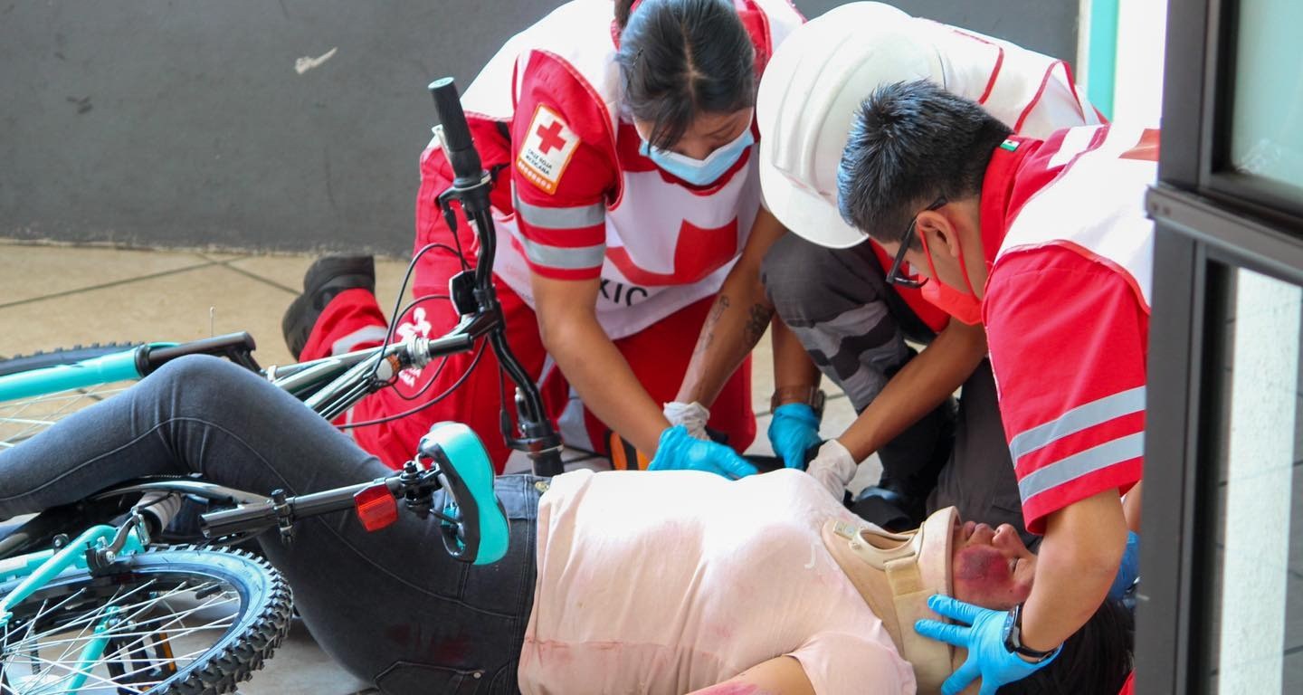 Socorristas de la Cruz Roja atienden a persona