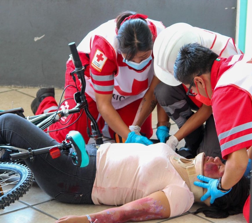 Socorristas de la Cruz Roja atienden a persona