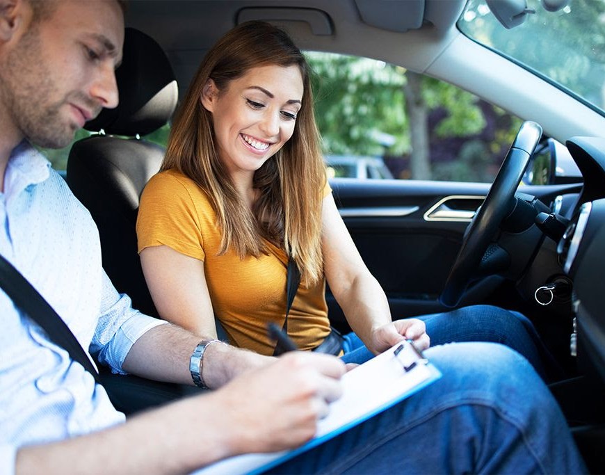 Personas en vehiculo firmna documento