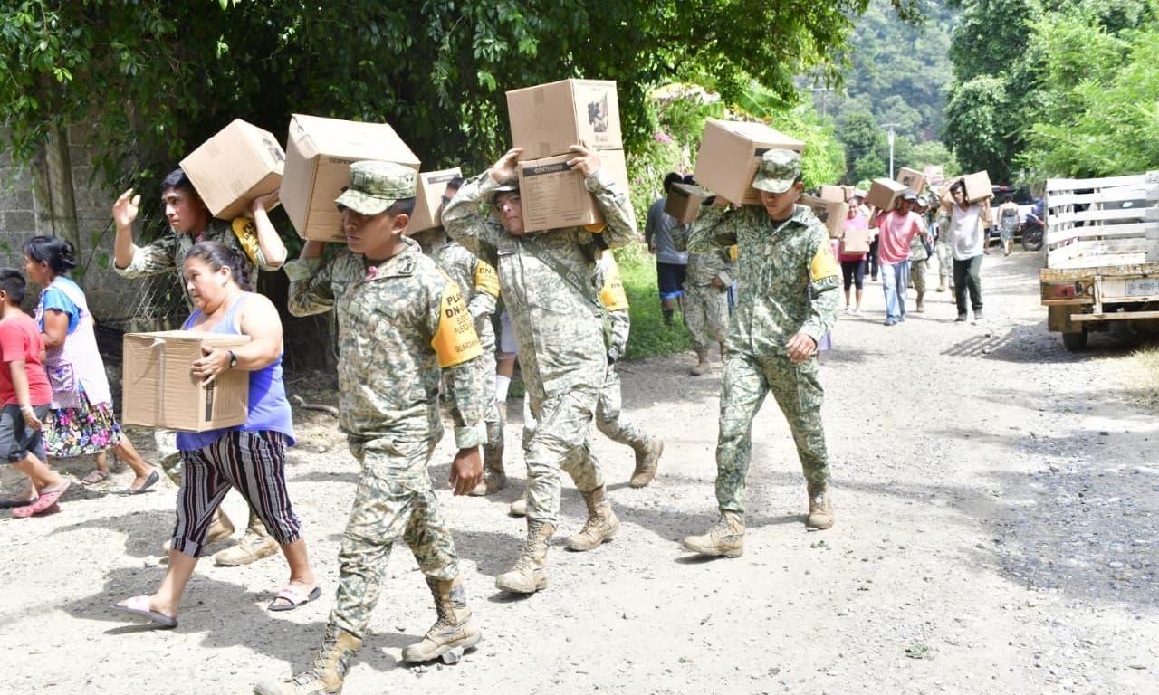 militares en camino afectado por lluvia