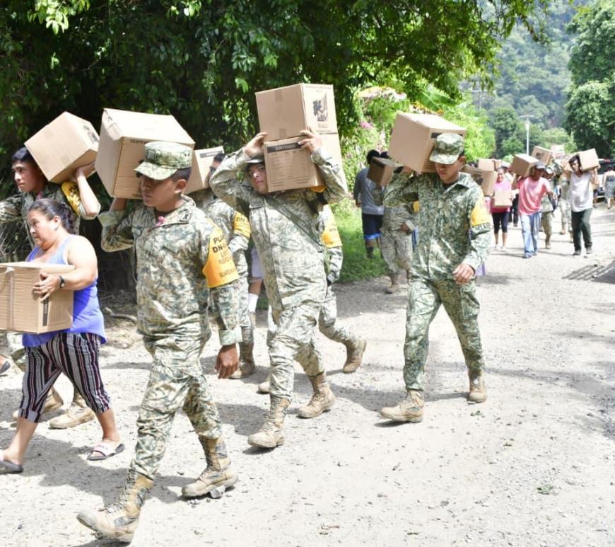 militares en camino afectado por lluvia
