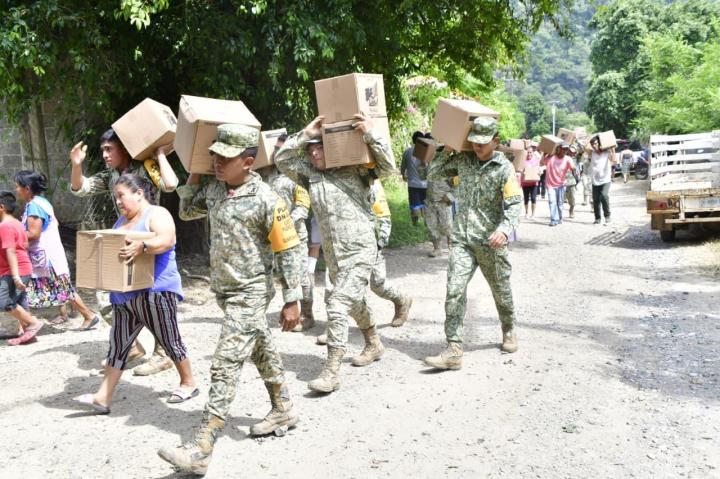 militares en camino afectado por lluvia