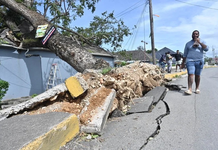 Persona camina en Jamaica | EFE/ Rudolph Brown