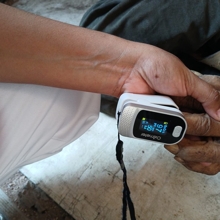 Equipo medico en dedo