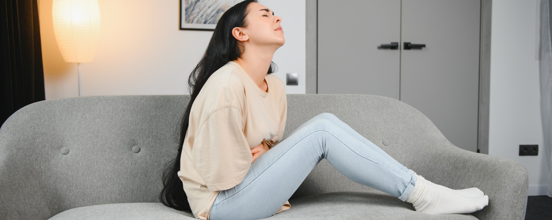 Mujer en sillón con dolor