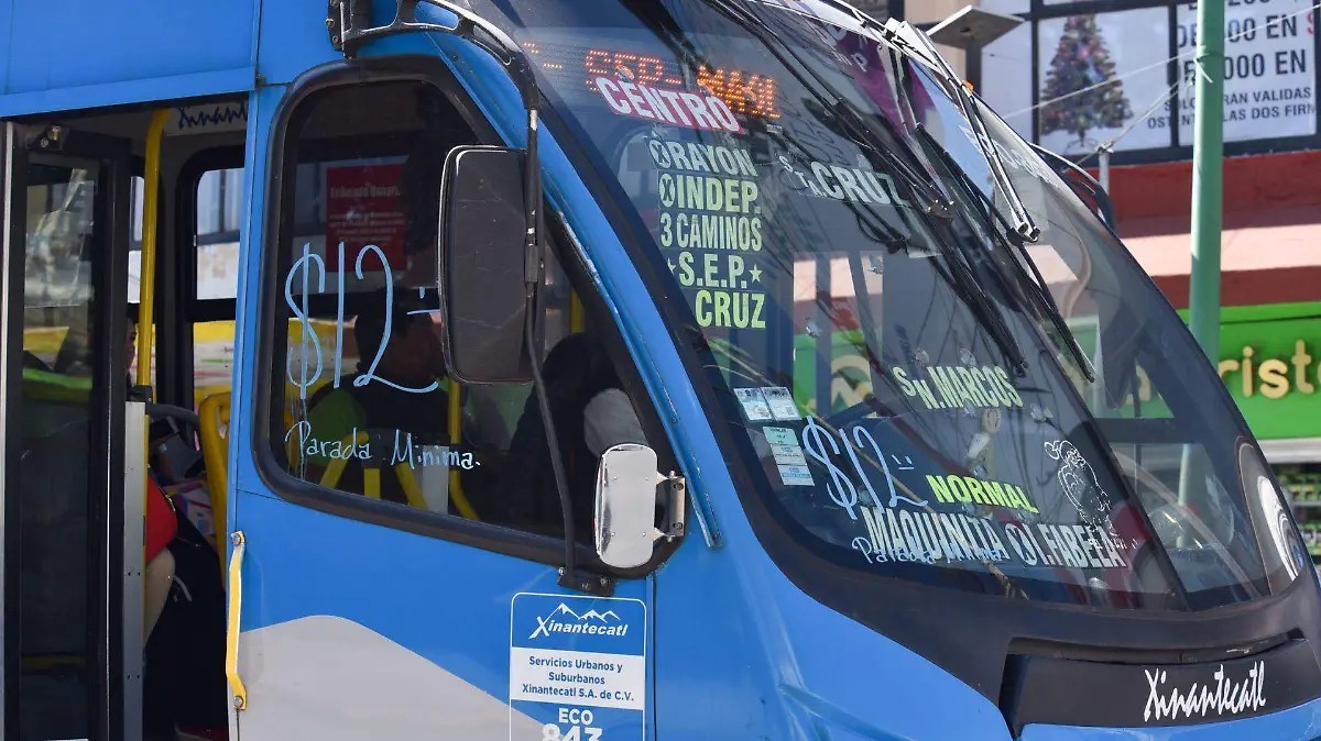 Transporte público con anuncio de aumento de tarifa