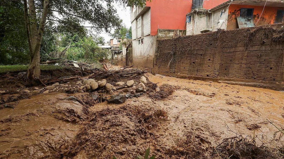Camino afectado por inundacion