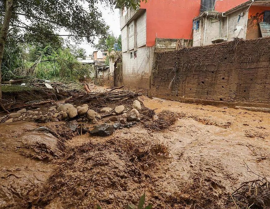 Camino afectado por inundacion