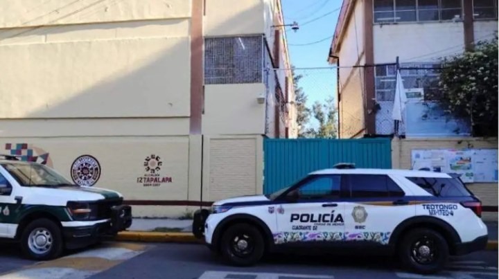 Patrullas afuera de escuela