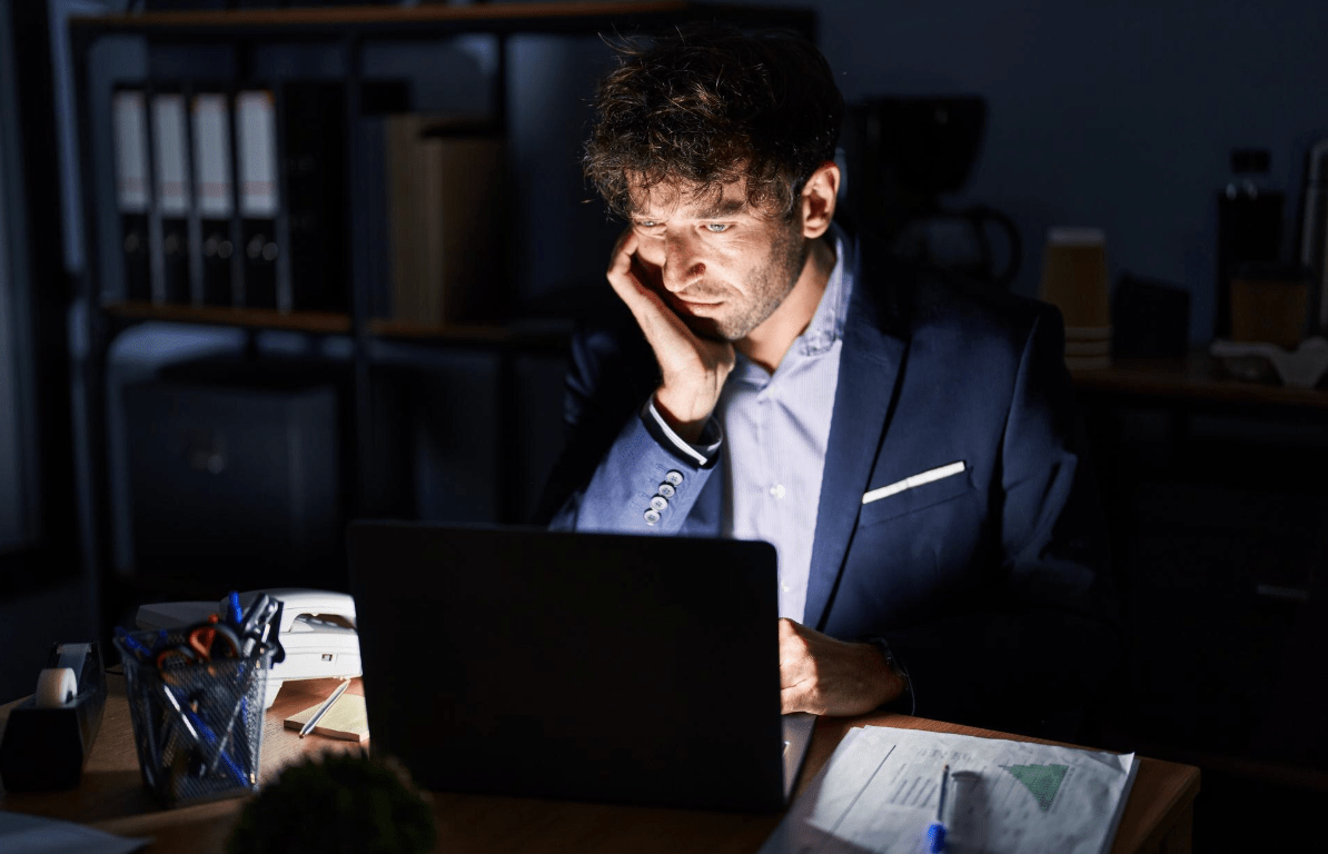 Persona frente a computadora