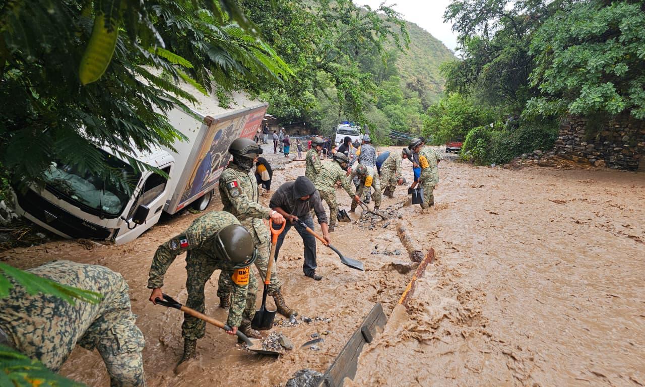 Militares en auxilio a la poblacion