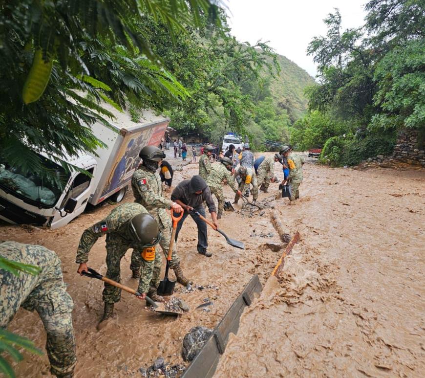 Militares en auxilio a la poblacion