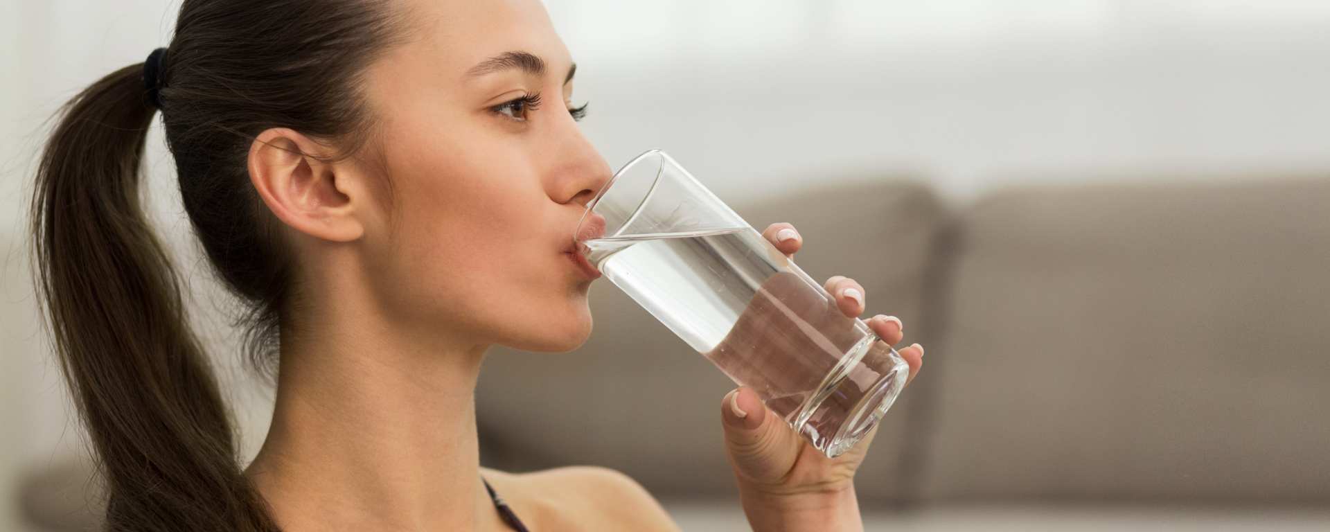 Mujer con vaso con agua