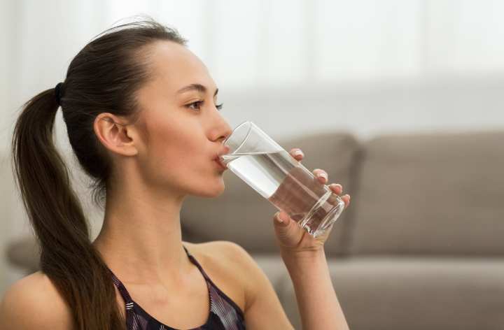 Mujer con vaso con agua