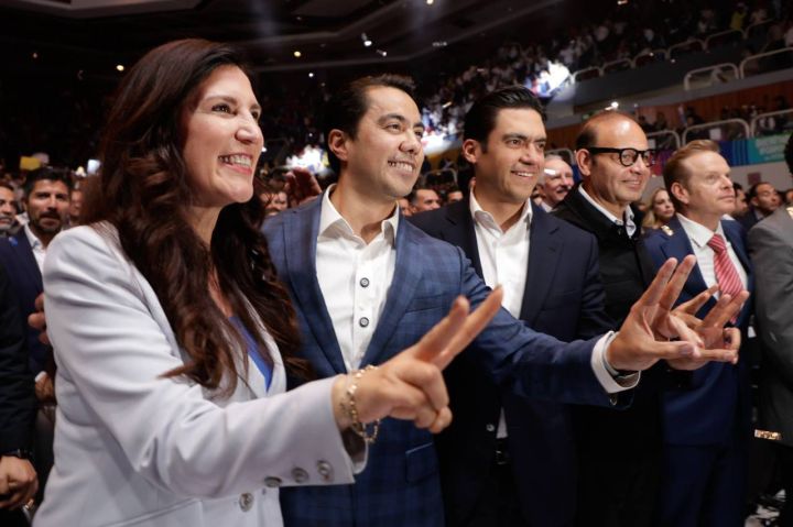 Felifer Macías y Kenia López Rabadán