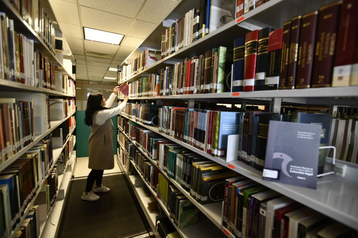 Persona en bibilioteca