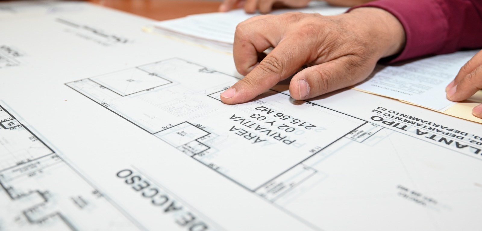 Mesa de trabajo con un plano