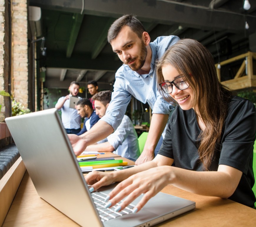 Personas en computadora