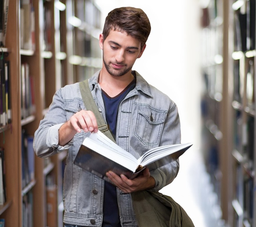 Persona en la biblioteca