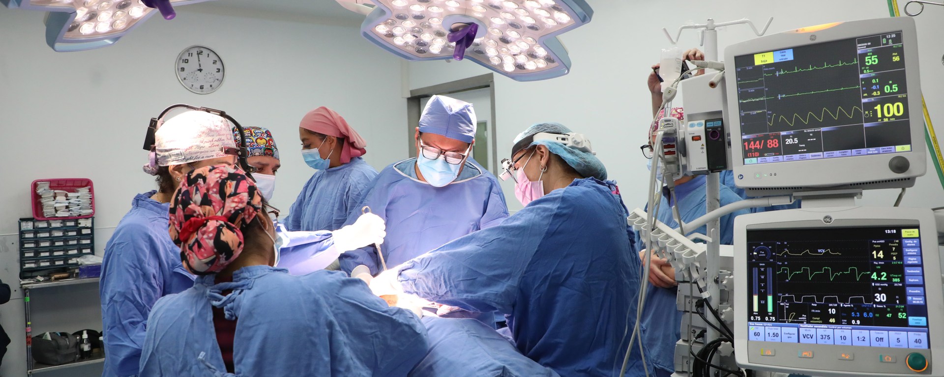 Medicos en quirofano