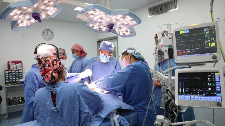 Medicos en quirofano