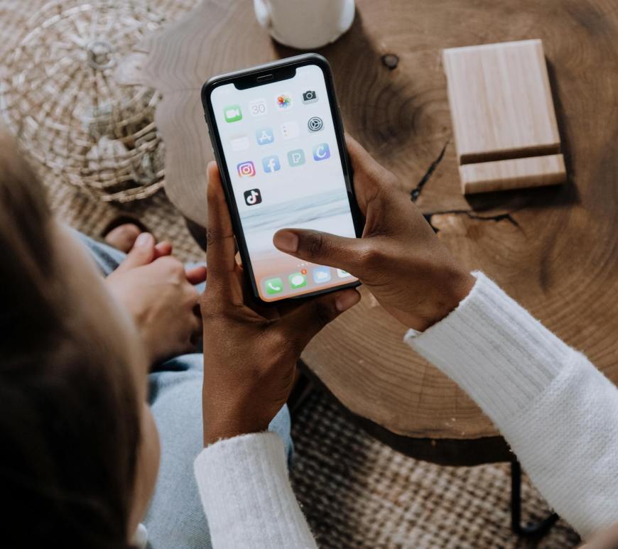 celular con aplicaciones y redes sociales