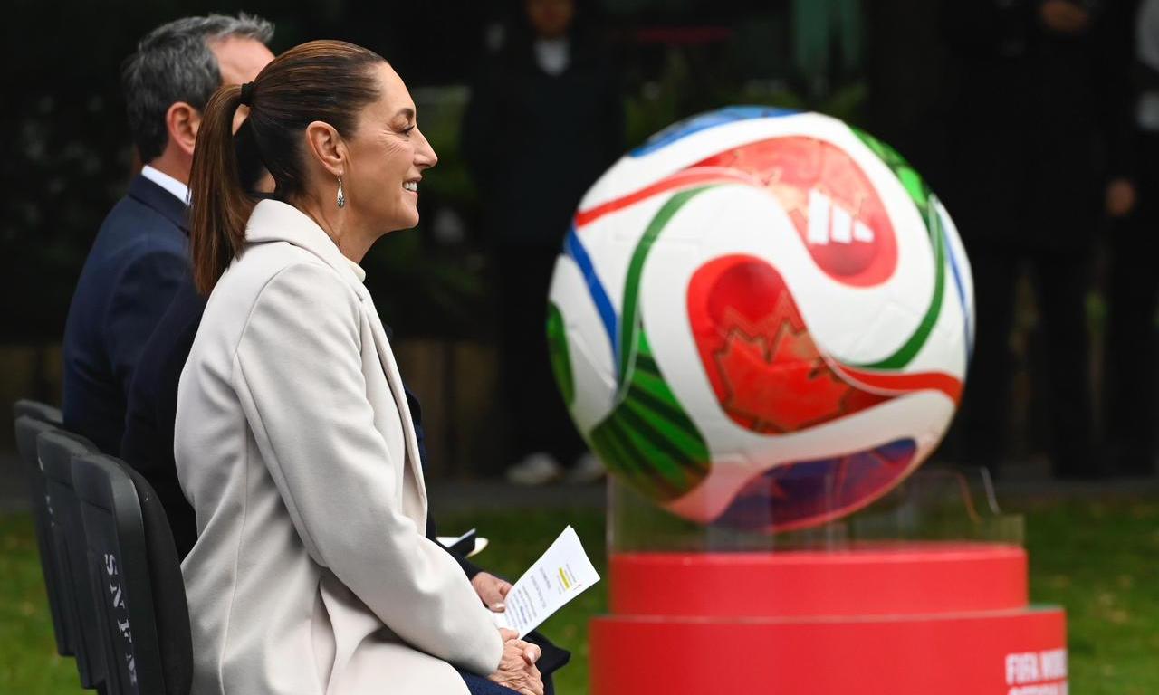 Claudia Sheinbaum con balon de futbol