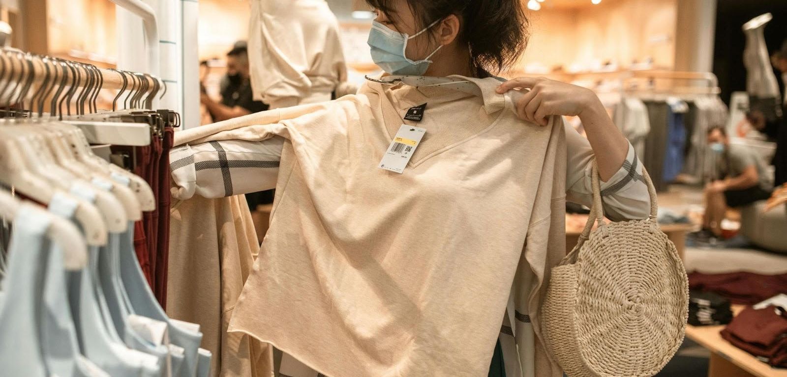 Mujer en tienda de ropa