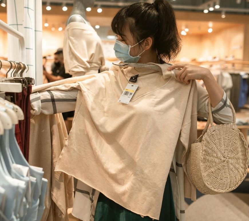 Mujer en tienda de ropa