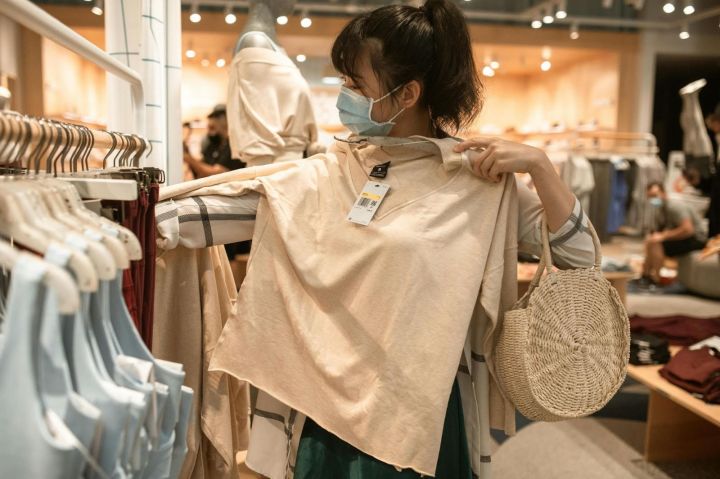 Mujer en tienda de ropa