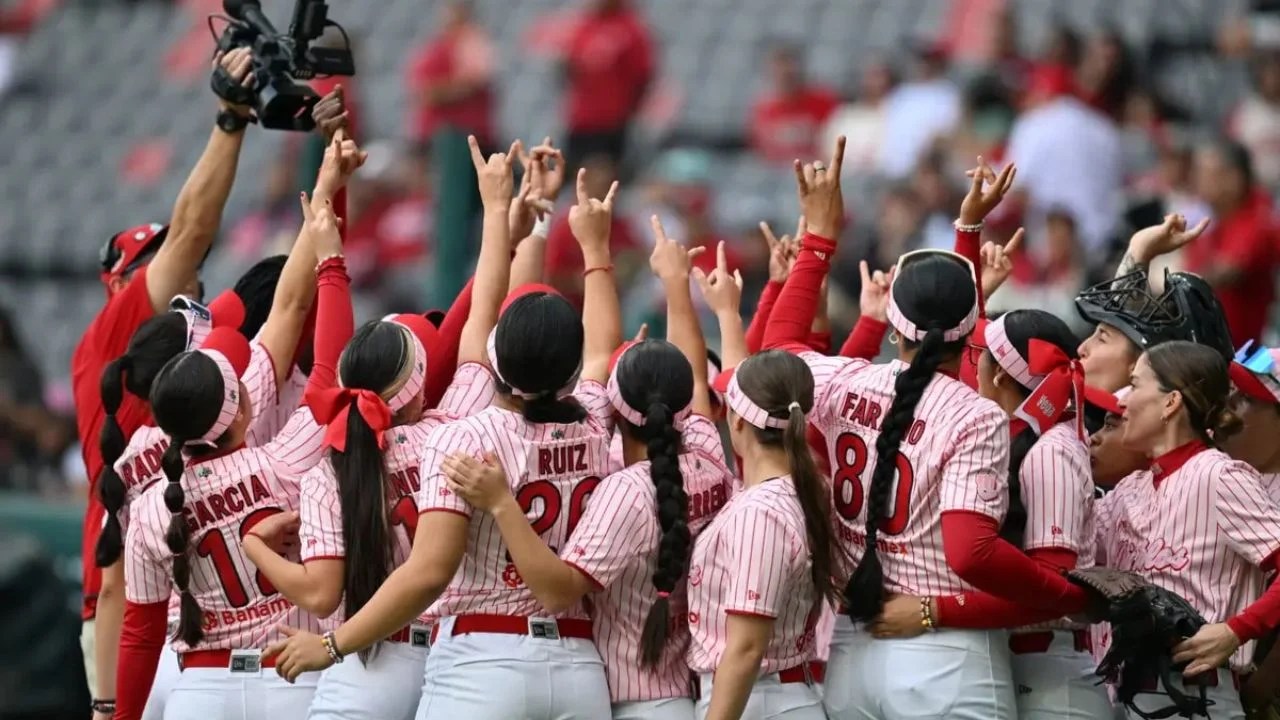 Integrantes del equipo de los Diablos Rojos Femenil