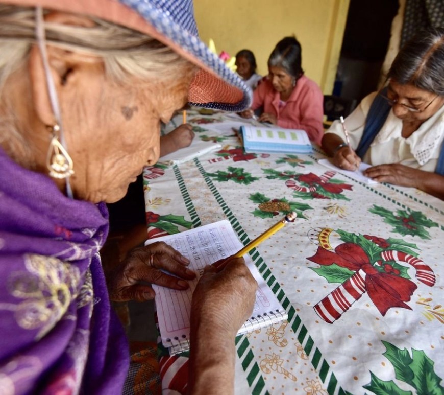 Personas adultas escriben