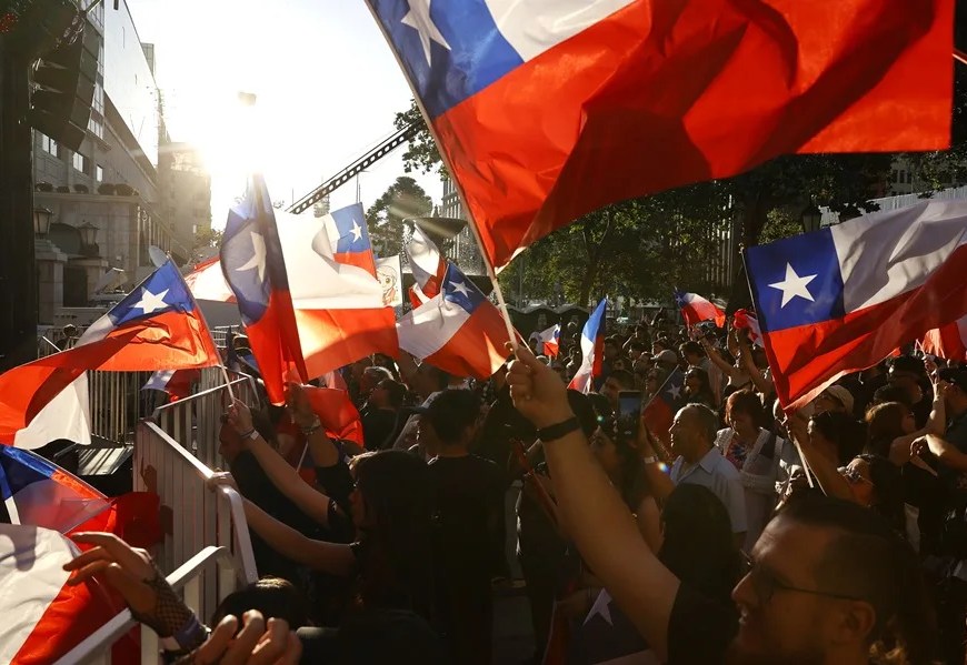 banderas de Chile, en Santiago | EFE/ Elvis Gonzalez