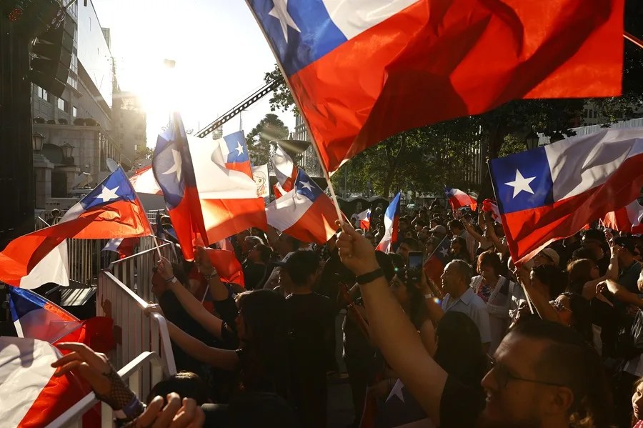 banderas de Chile, en Santiago | EFE/ Elvis Gonzalez
