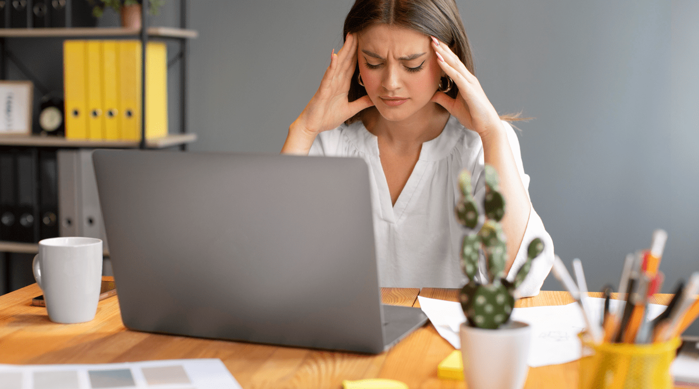 Mujer frente a computadora