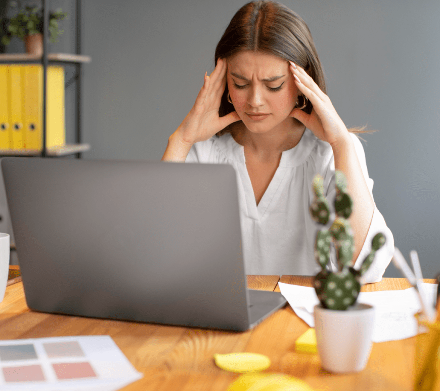 Mujer frente a computadora