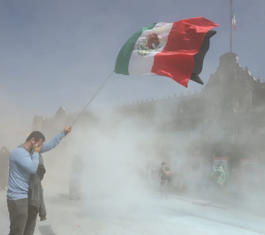 Manifestantes con bandera de Mexico frente a Palacio Nacional