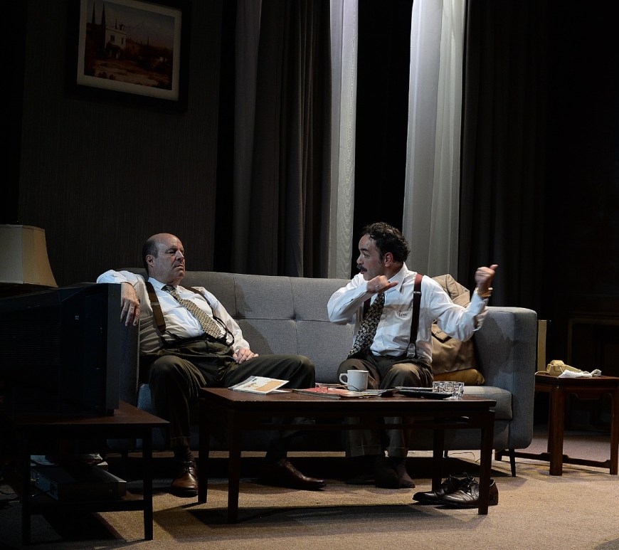 Personas platican en una sala