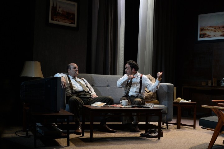 Personas platican en una sala