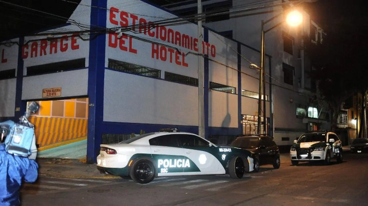 Patrullas afuera de un hotel