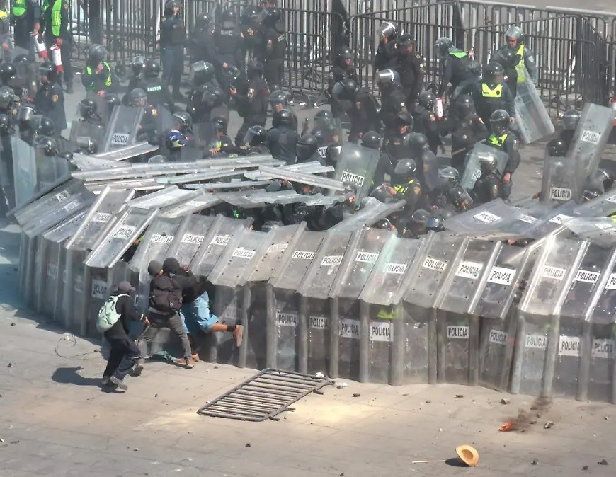 Policia y manifestantes