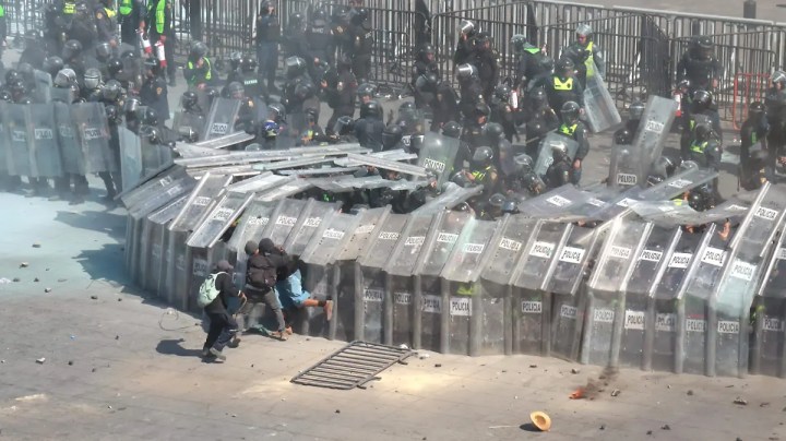 Policia y manifestantes