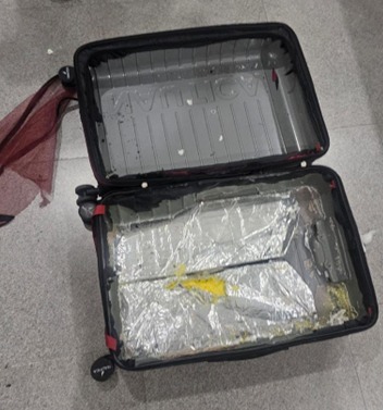 Maleta con droga en doble fondo