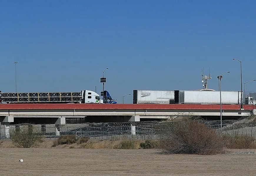 Camiones en el Puente Internacional Zaragoza, en Ciudad Juárez (México) | EFE/ Luis Torres